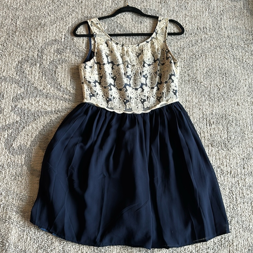 Alythea Size M flowy dress